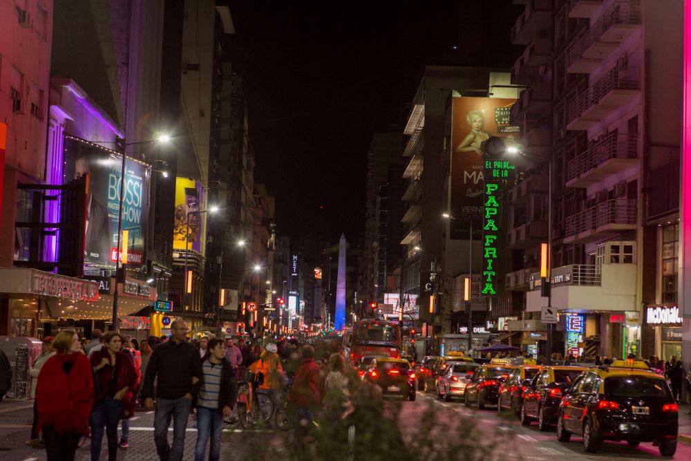 Calle Corrientes se viste de fiesta por las noches de los fines de semana.